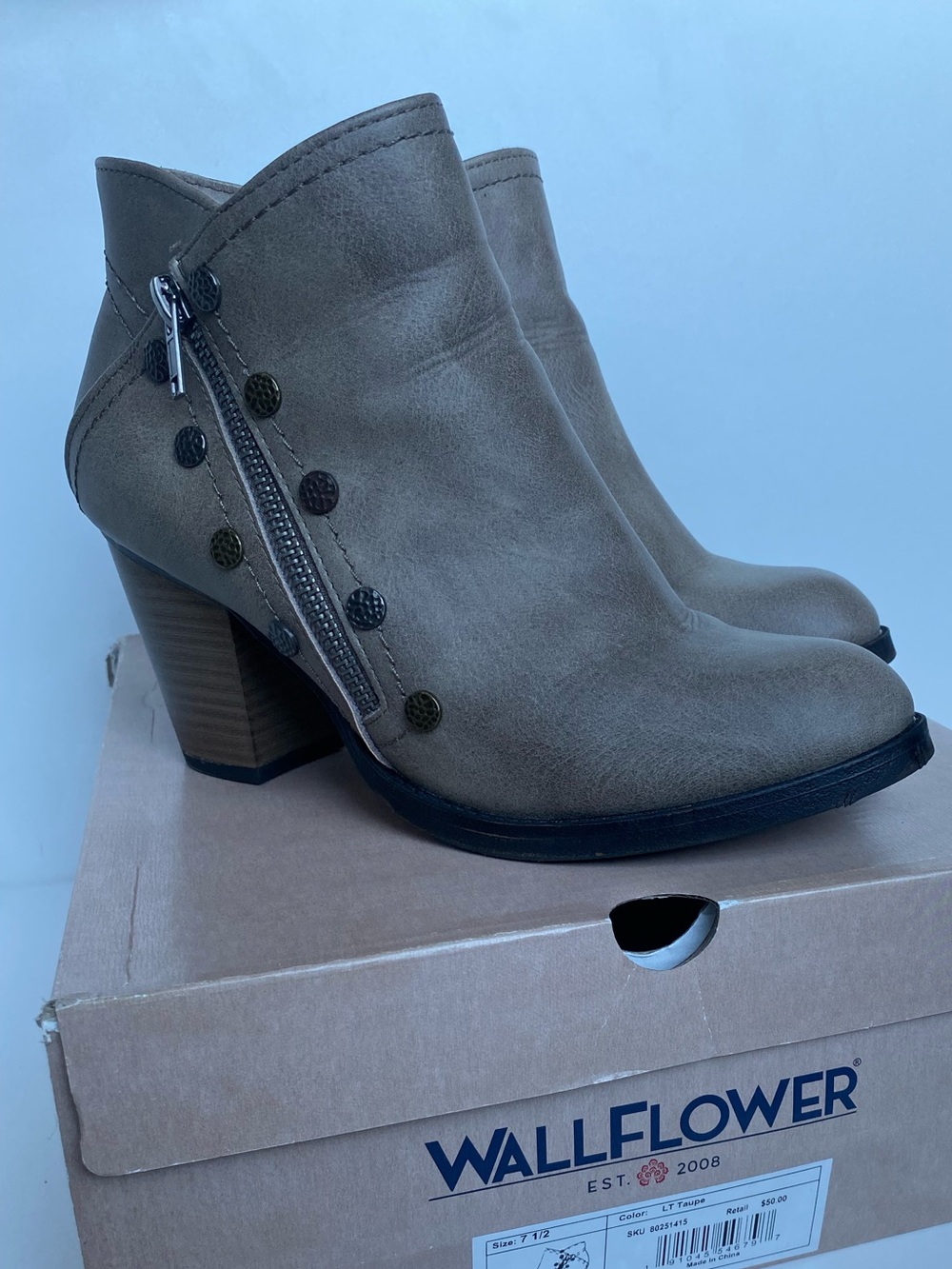 Wallflower Women's Daydream Taupe Ankle Booties size 7.5